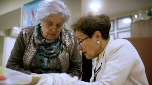 Dos mujeres mayores interactuando en un entorno acogedor