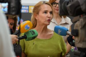 Elena Fernández Treviño hablando sobre programa educativo para alumnado con TEA