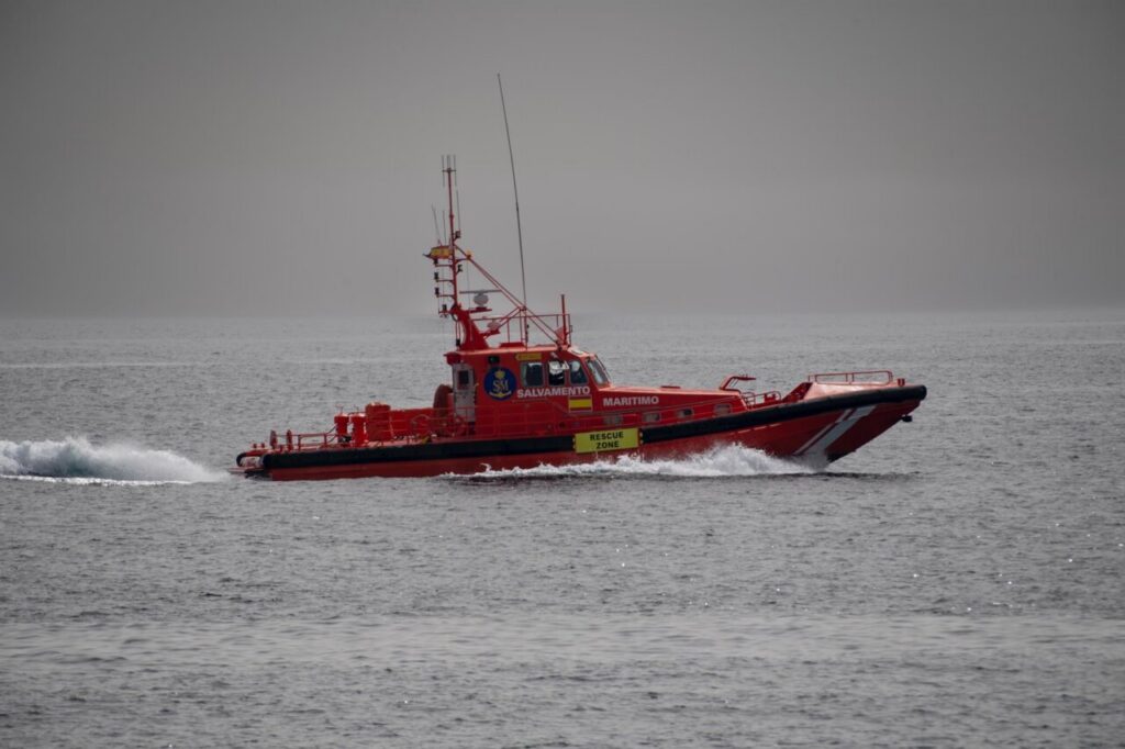 Embarcación roja de Salvamento Marítimo navegando sobre el mar y dejando una estela