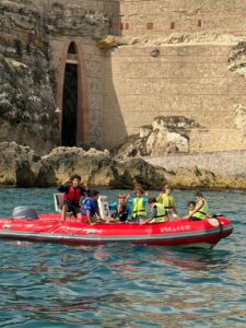 Grupo de personas en una lancha en el mar cerca de Melilla