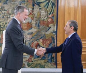 Enrique Alcoba saludando al Rey Felipe VI en un evento en Melilla