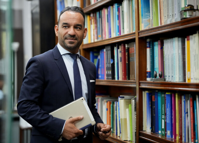 Abogado Rachid Mohamed Hammú en una biblioteca con libros