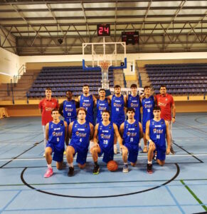 Equipo de baloncesto del Real Club Marítimo de Melilla en la pista