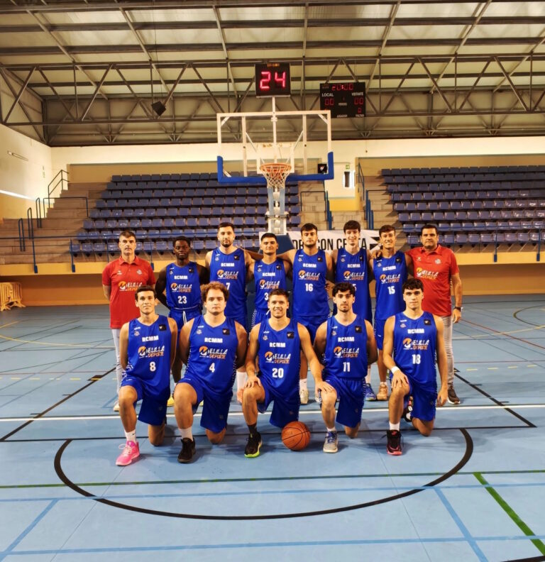 Equipo de baloncesto del Real Club Marítimo de Melilla en la pista