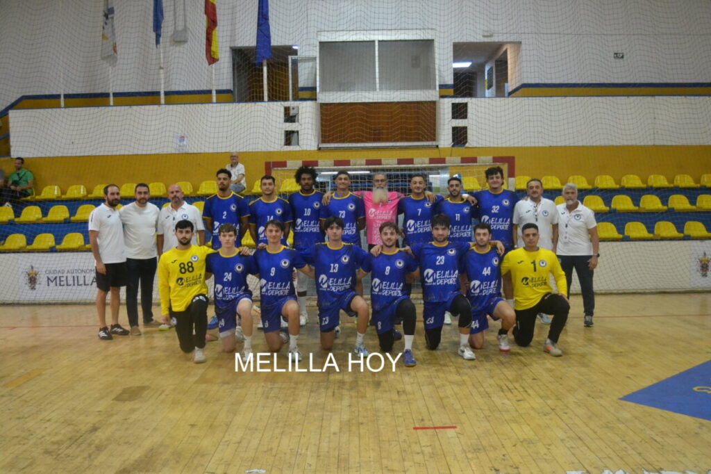 Equipo de balonmano posa en grupo sobre la pista de un pabellón.