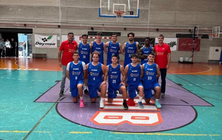 Jugadores del RCMM posan en dos filas en una cancha de baloncesto.
