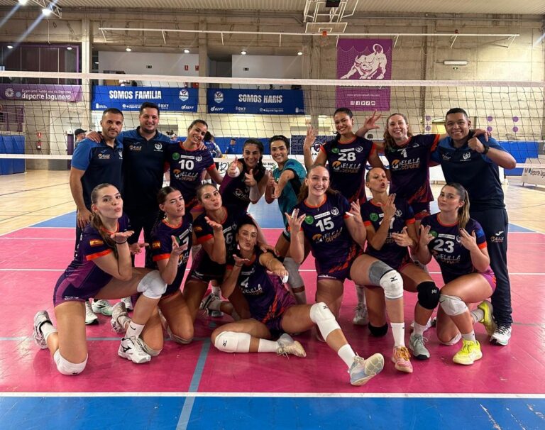 Jugadoras y miembros del equipo posan juntos en una pista de voleibol