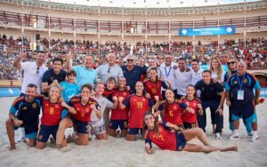 Jugadoras y cuerpo técnico de la selección española de fútbol playa celebrando la victoria.