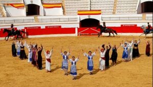 Espectáculo ecuestre en la Plaza de Toros de Melilla con bailarinas y caballos