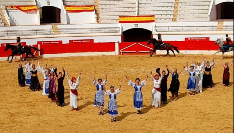 Espectáculo ecuestre en la Plaza de Toros de Melilla con bailarinas y caballos
