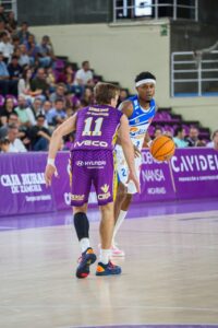Jugadores de baloncesto en acción durante un partido en el Pabellón Javier Imbroda