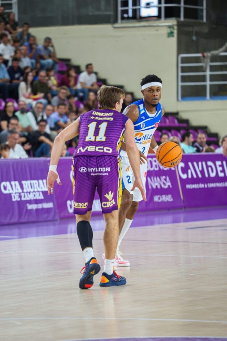 Jugadores de baloncesto en acción durante un partido en el Pabellón Javier Imbroda