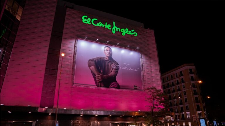 Fachada de El Corte Inglés iluminada de rosa durante la noche