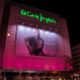 Fachada de El Corte Inglés iluminada de rosa durante la noche