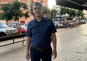 Farid Abdel Lah, presidente de la Comisión Islámica de Melilla en un entorno urbano.