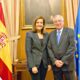 Fátima Báñez y Juan José Imbroda posan juntos ante las banderas española y europea.