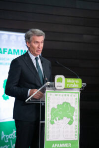 Alberto Núñez Feijóo habla ante un atril de AFAMMER Mujeres rurales.