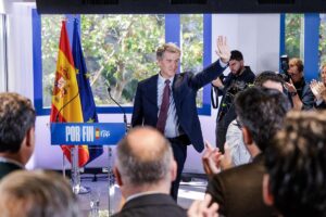 Alberto Núñez Feijóo saludando en un evento del Partido Popular