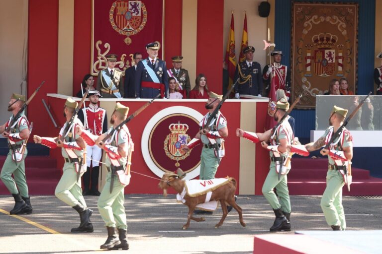 Desfile militar en Madrid con soldados y un perro en la ceremonia