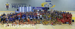 Participantes de varios equipos posan juntos en una pista de baloncesto de Melilla.
