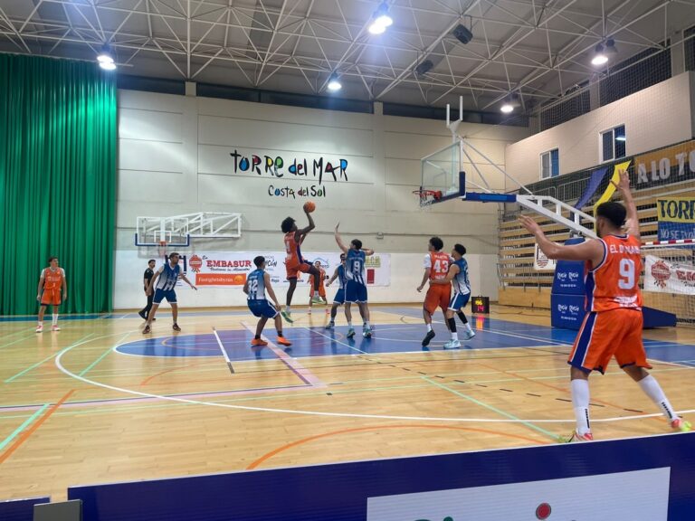 Fotografía de un partido de baloncesto, con un jugador naranja lanzando a canasta.