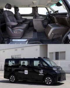 Interior de una furgoneta con asientos y exterior de vehículo negro con logos Uber y WeRide.