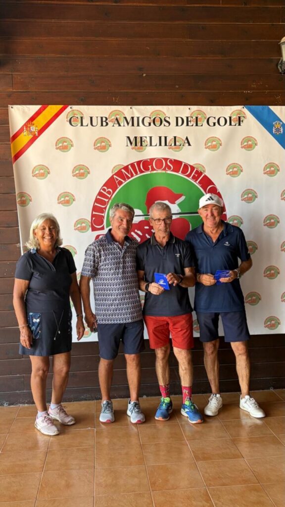 Cuatro personas posan con placas frente a una pancarta del Club Amigos del Golf Melilla.