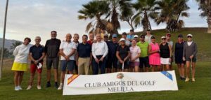 Grupo de personas posa junto a una pancarta del Club Amigos del Golf de Melilla