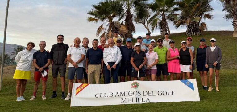 Grupo de personas posa junto a una pancarta del Club Amigos del Golf de Melilla