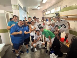 Grupo de jugadores posa en un vestuario mientras sostiene una camiseta con el número diez.