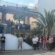 Grupo de personas reunido en un patio junto a una escalera exterior.