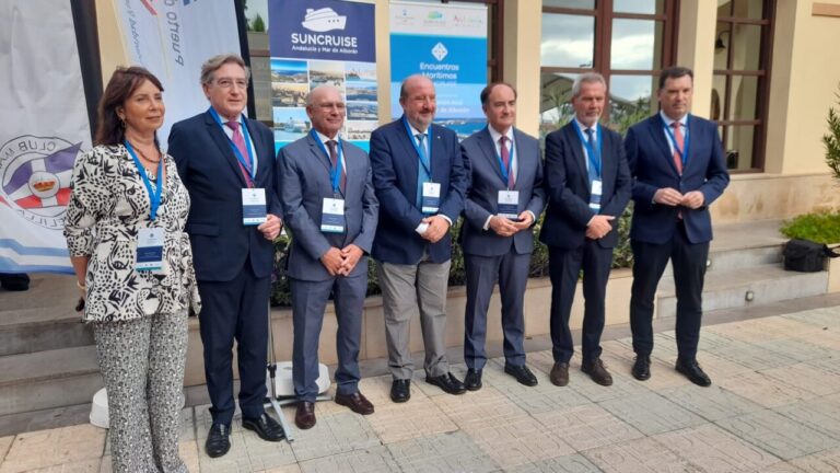 Siete personas posan ante paneles de Suncruise y encuentros marítimos.
