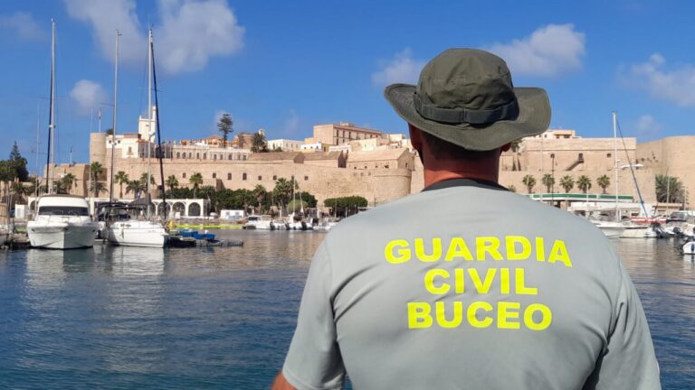 Miembro de la Guardia Civil en embarcación frente a Melilla