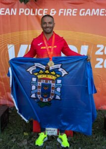 Hadriel Mehamed con medallas en los Juegos Europeos de Policías y Bomberos
