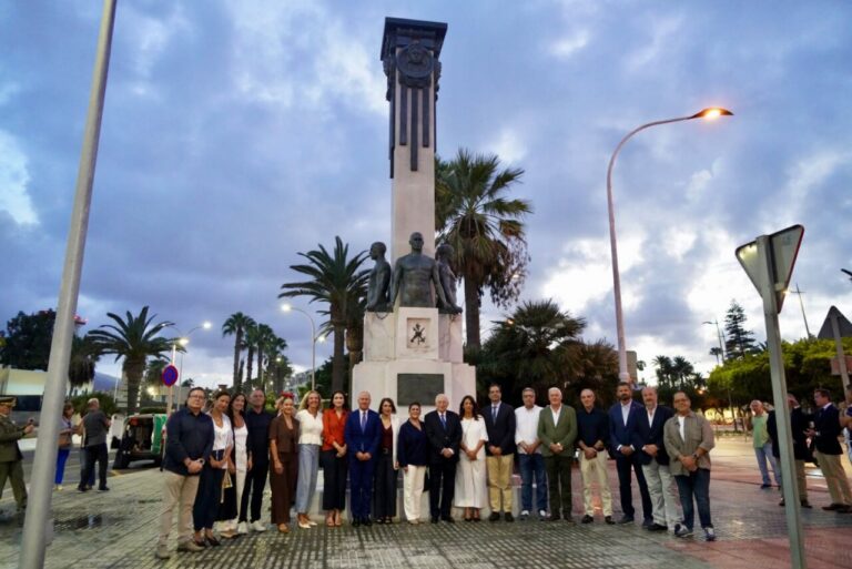 Inauguración del monumento Socorro de Melilla con autoridades presentes