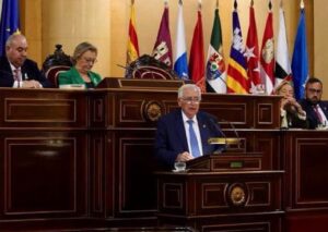Juan José Imbroda recibiendo la Medalla de Oro del Senado en un acto oficial.