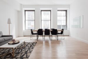 Sala de estar moderna con ventanas y mesa de comedor