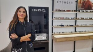 Jihane Boukhzar en su tienda de óptica mostrando lentes de calidad