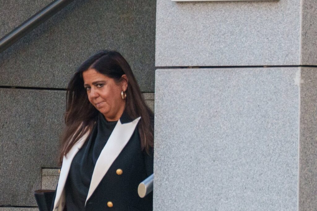 Jueza Beatriz Biedma saliendo de un edificio judicial en Badajoz