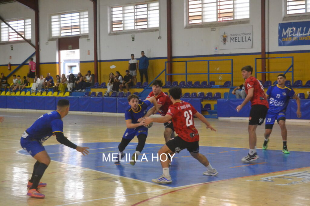 Jugadores de balonmano disputan el balón en una cancha cubierta de Melilla