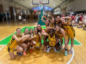 Jugadoras del MCD La Salle Nacional celebrando su victoria en un partido de baloncesto