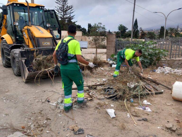 Trabajadores limpiando escombros y basura en Melilla