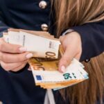 Persona contando billetes de euro - MelillaHoy Una persona cuenta varios billetes de euro con ambas manos