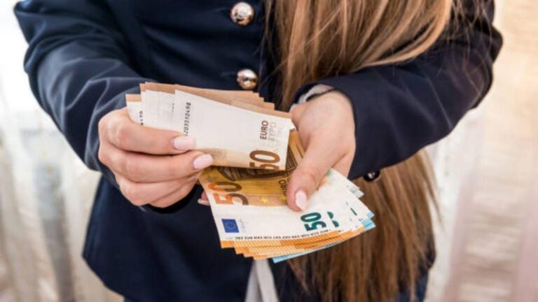 Una persona cuenta varios billetes de euro con ambas manos