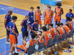 Jugadores del MCD Enrique Soler en un tiempo muerto durante un partido de baloncesto