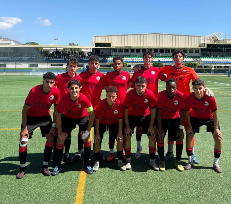Equipo de fútbol juvenil Melilla City en uniforme rojo en el campo