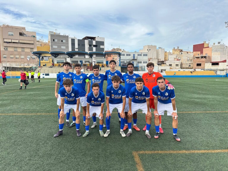 Jugadores del Melilla City posan en grupo sobre un campo de fútbol
