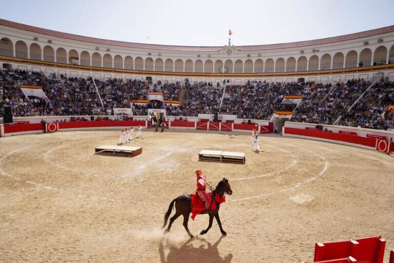 Espectáculo ecuestre en la Plaza de Toros de Melilla con público asistente.