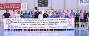 Jugadoras del Almagro FSF con pancarta contra el cáncer de mama