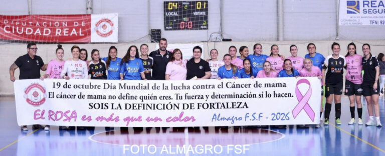 Jugadoras del Almagro FSF con pancarta contra el cáncer de mama